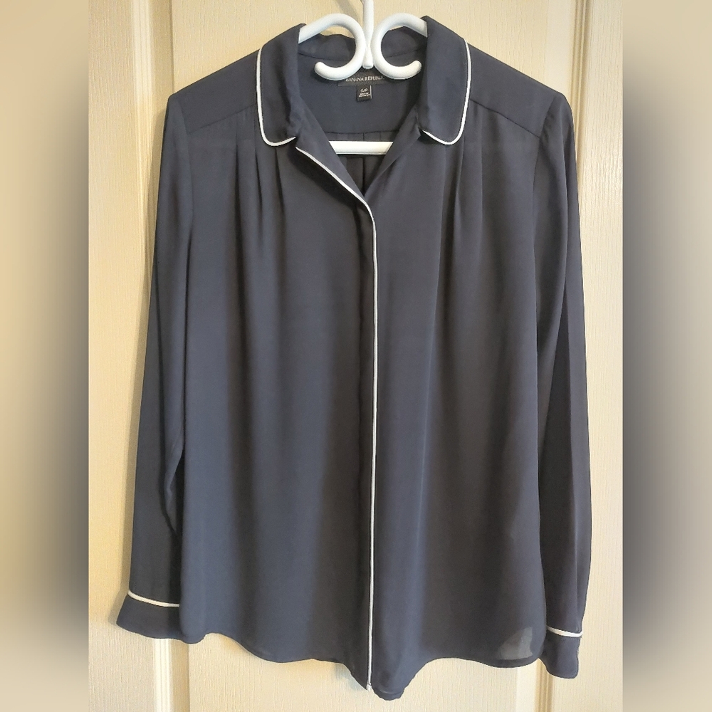 3 / $25 BANANA REPUBLIC Navy Blue Collared Button-Down Longsleeve Blouse. Small.
